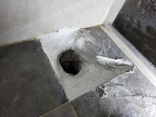 누수탐지 옥상 바닥 균열과 배수구 주변을 점검하는 모습
