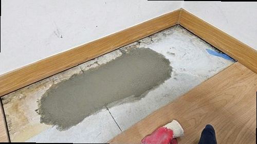 안성 누수탐지 벽면 누수 흔적과 현장 점검 위치를 확인하는 모습