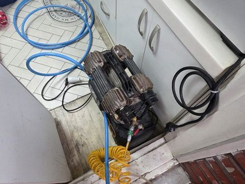 누수탐지 베란다 창틀 하단 벽면에 생긴 누수 얼룩 점검 장면