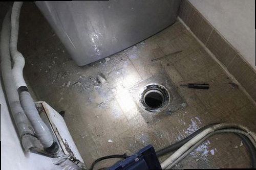누수탐지 압력 게이지와 청음 장비로 배관 누수 위치를 확인하는 과정