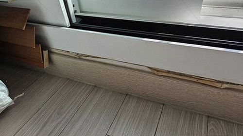 누수탐지 천장 얼룩 부위를 기록하는 사진과 메모 준비 장면