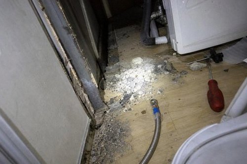 누수탐지 주방 싱크대 하부 급수 연결부 점검 장면
