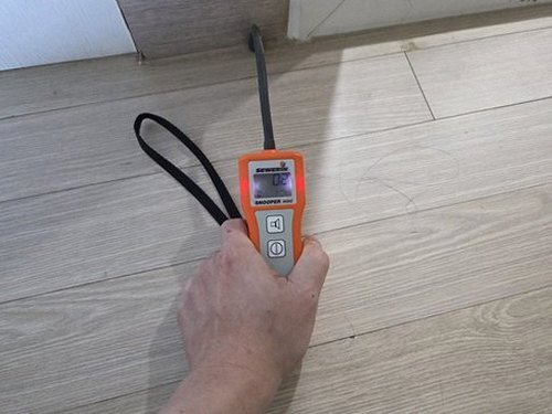 누수탐지 거실 천장 얼룩과 주변 벽면을 확인하는 모습
