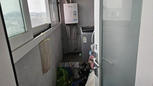 누수탐지 베란다 천장 모서리에 번진 누수 얼룩