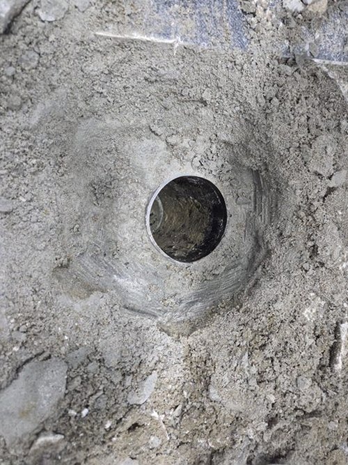 누수탐지 수도계량기 별침과 잠금 밸브를 확인하는 모습
