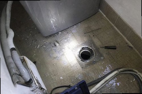 여주 누수탐지 노후 실란트를 제거하고 창틀 접합부를 정리하는 보수 작업