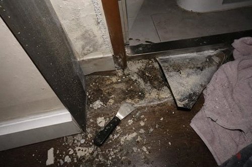 누수탐지 복도 천장 얼룩과 누수 의심 범위를 표시한 점검 사진