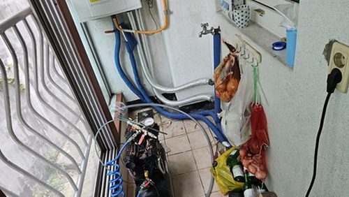 누수탐지 벽면 얼룩 부위와 창틀 주변 실란트 상태를 함께 점검하는 현장 장면
