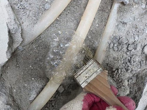 누수탐지 천장 모서리에 물자국이 번진 주택 내부 상태