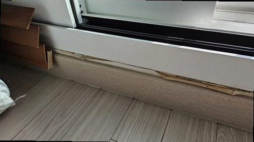 누수탐지 압력 게이지와 탐지 장비로 배관 상태를 확인하는 모습
