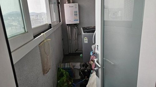 누수탐지 창틀 모서리 실란트 틈에서 물자국이 번진 벽면 모습