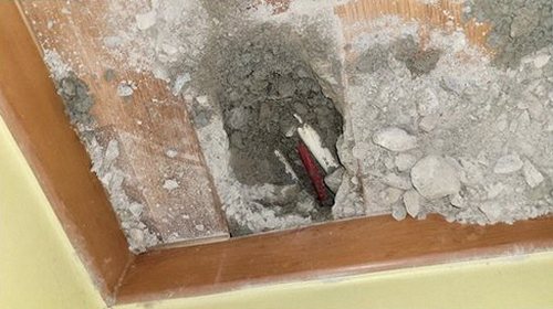 누수탐지 벽면 얼룩과 누수 흔적을 살펴보는 점검 모습