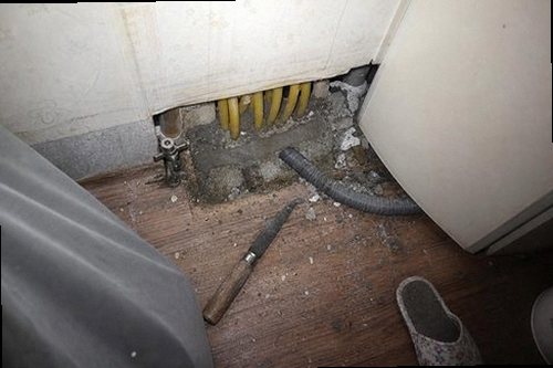 누수탐지 욕실 바닥 타일 줄눈을 확인하는 점검 장면