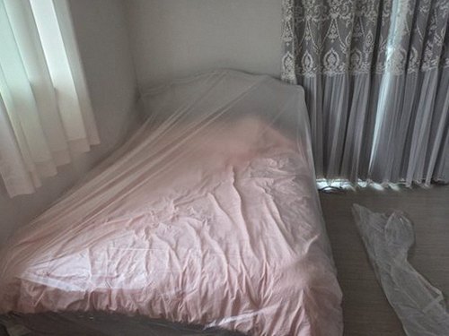 누수탐지 벽체 개방 후 급수 이음부 점검 장면