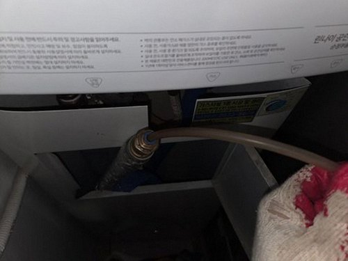 누수탐지 아파트 욕실 온수 배관 연결부 점검 장면