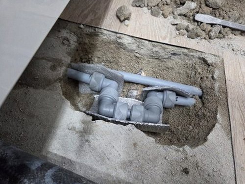 누수탐지 벽지 얼룩과 천장 누수 흔적을 확인하는 현장 점검 장면