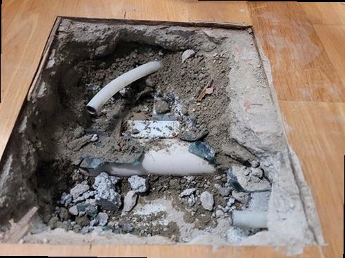 파주 누수탐지 벽면 곰팡이와 누수 흔적을 확인하는 모습