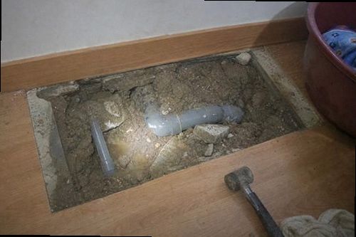 평택 누수탐지 거실 전등 주변 천장에 번진 누수 흔적