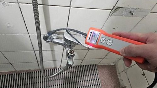 누수탐지 배관 접합부 교체 후 수압 확인 장면