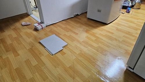 누수탐지 벽지 얼룩 부위를 점검하는 누수 탐지 작업 장면