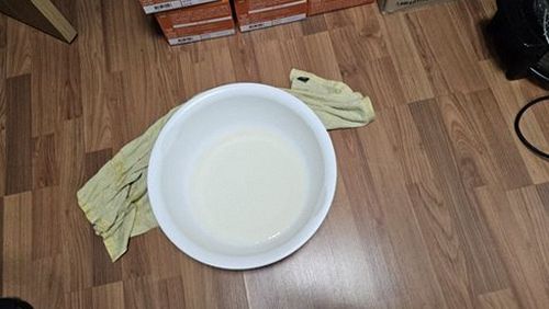누수탐지 거실 벽면에 번진 얼룩을 점검하는 모습