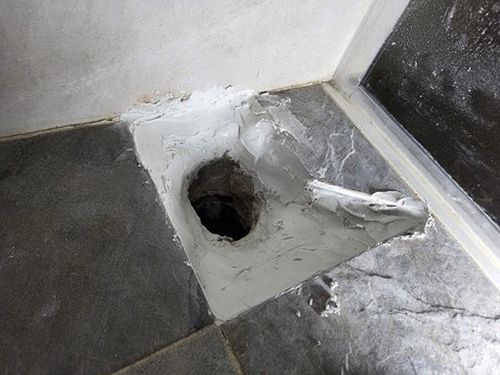 누수탐지 베란다 바닥 배수구와 우수관 연결부 점검 장면