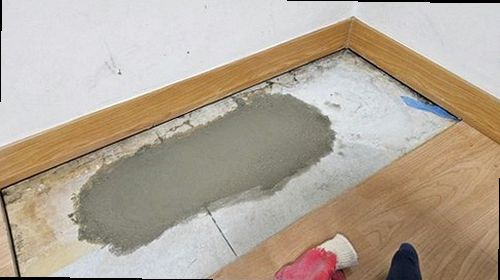 포천 누수탐지 장판을 걷어 바닥 습기와 누수 흔적을 확인하는 모습