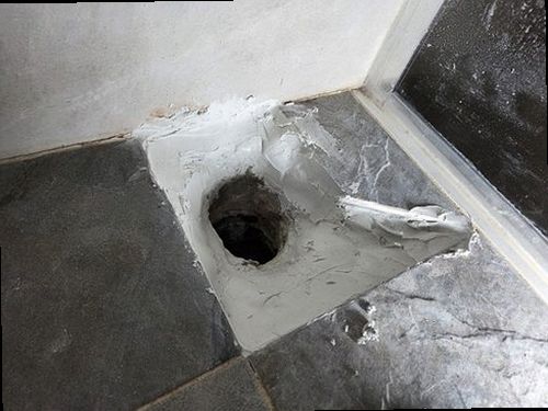 누수탐지 창틀 하단 벽면 얼룩과 실링 틈새를 점검하는 모습