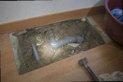 누수탐지 거실 천장 물자국과 벽면 상태를 확인하는 모습