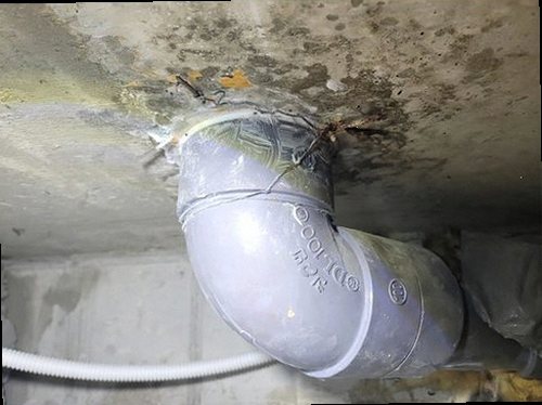 의정부 누수탐지 천장 누수 흔적과 욕실 바닥 상태를 확인하는 현장