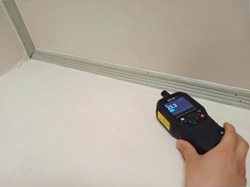 누수탐지 욕실 바닥 굴착 후 배관 점검 장면