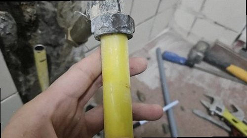 누수탐지 배관 연결부 누수 흔적과 압력 검사 장비