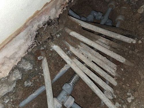 누수탐지 수도계량기 별침과 밸브 상태를 확인하는 모습