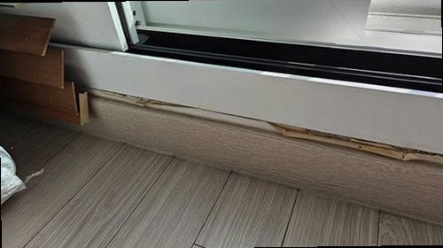 누수탐지 아파트 욕실 천장 얼룩을 점검하는 현장 모습