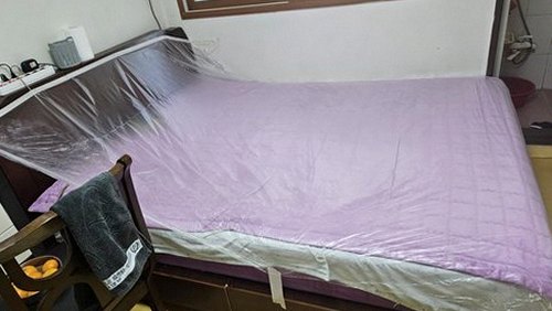 누수탐지 벽지 하단에 번진 얼룩과 습기 흔적을 확인하는 현장 모습