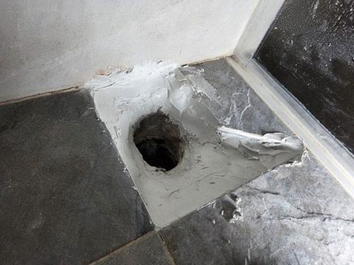 누수탐지 창틀 하부 실란트 균열과 벽면 얼룩을 살피는 점검 장면