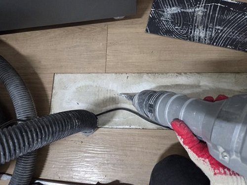 누수탐지 거실 벽 얼룩과 벽지 들뜸 상태를 확인하는 점검 장면