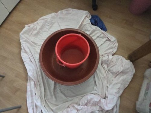 누수탐지 천장 등기구 주변 얼룩이 번진 모습