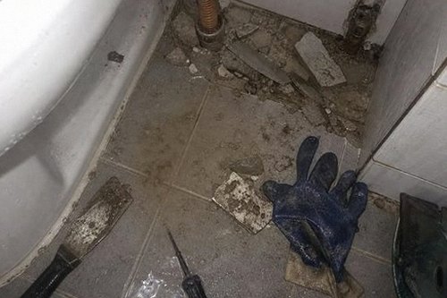누수탐지 바닥 배관 누수 위치를 좁히기 위한 가스 탐지 장비 사용 장면