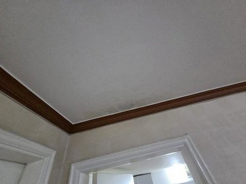 누수탐지 실외기 드레인 배관과 외벽 실링 상태를 점검하는 장면