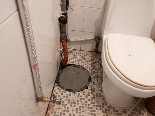 누수탐지 세면대 하부 배수 트랩을 점검하는 모습
