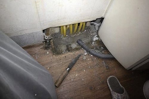 누수탐지 수도계량기 별침과 욕실 배수구 주변을 확인하는 모습