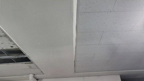 누수탐지 배관 위치를 확인하기 위해 바닥을 살펴보는 점검 장면