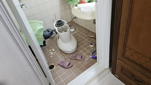 누수탐지 거실 바닥 장판 주변을 점검하는 누수 탐지 장비 모습
