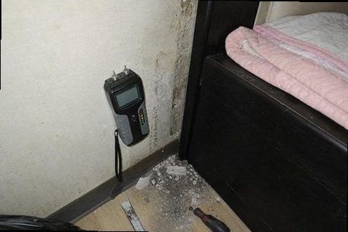 누수탐지 안방 벽면의 번진 얼룩과 변색된 도배 상태