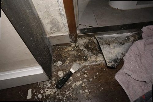 누수탐지 천장 누수 점검을 위한 배관 확인 장면
