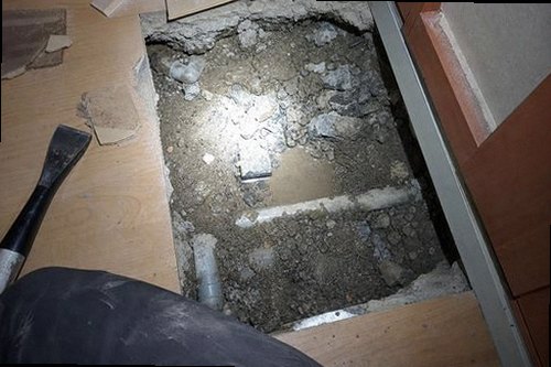 누수탐지 주택 내부 배관과 누수 발생 위치를 설명하는 단면도