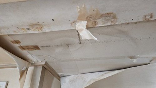 누수탐지 에어컨 실외기 배관 주변 벽체 점검 장면