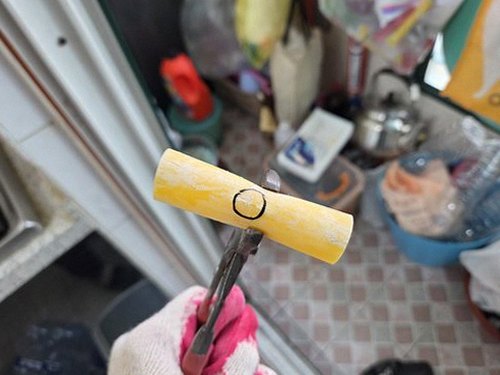 누수탐지 보일러 주변 배관 분배기와 압력 게이지를 이용한 배관 점검 장면
