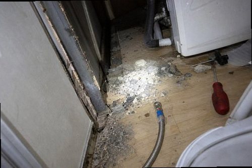 상록구 누수탐지 압력 게이지와 청음 장비로 배관 상태를 점검하는 모습